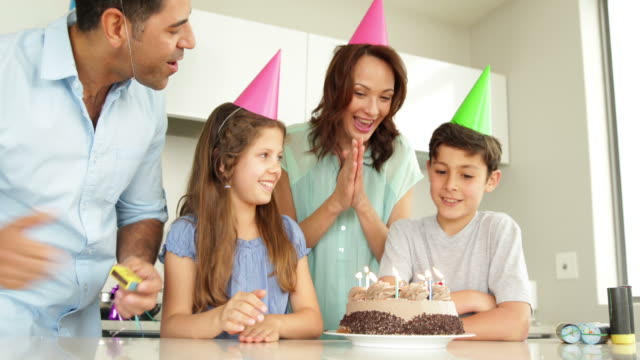 Padre-iluminación-velas-de-cumpleaños-pastel-para-su-hijo