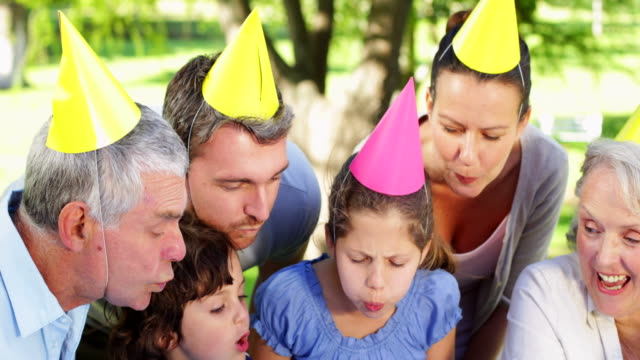 Familie-feiert-kleines-Mädchen-Geburtstag-auf-den-park