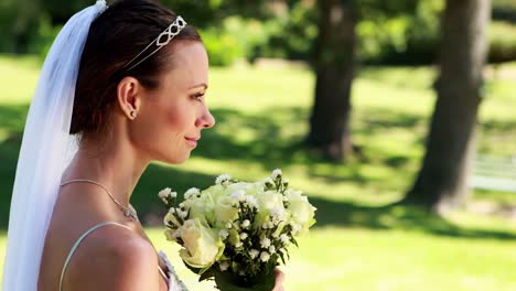 Lächelnd-Braut-riechen-Ihr-bouquet