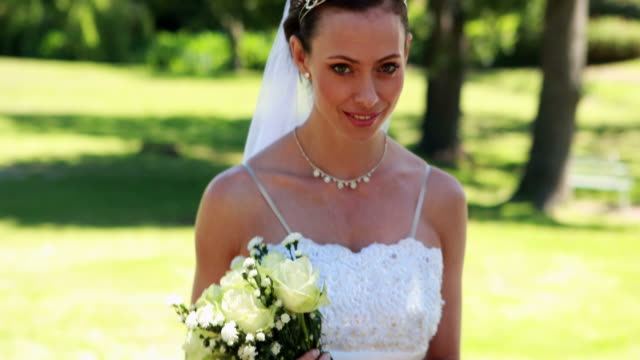 Lächelnd-Braut-zu-Fuß-in-Richtung-der-Kamera