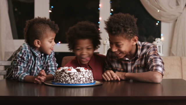 Niños-hambrientos-y-pastel-de-cumpleaños.