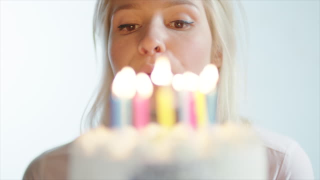 Mujer-joven-y-su-pastel-de-cumpleaños