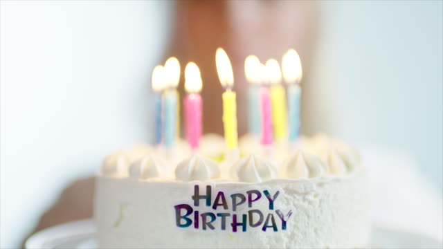 Geburtstag-Kuchen-mit-Beleuchtung-Kerzen