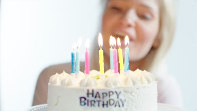 Alguien enciende velas de feliz cumpleaños: video de stock