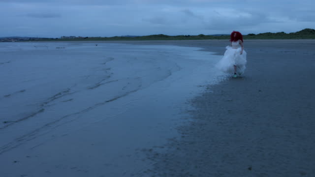 4-k-Schuss-eine-rothaarige-Braut-am-Strand