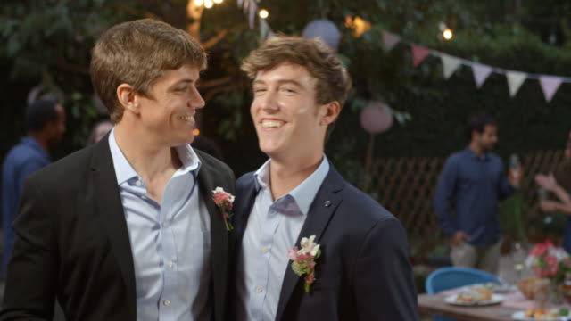 Gay-paar-feiert-Hochzeit-mit-Party-im-Hinterhof