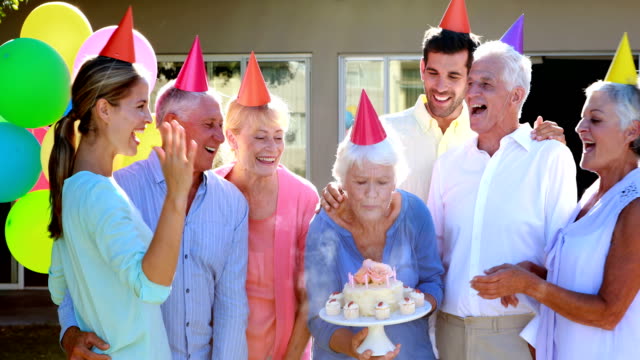 Médicos-y-ancianos-celebrando-cumpleaños