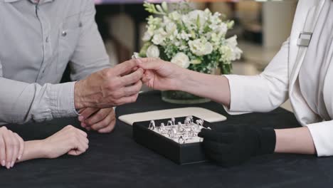 Hombre-ayudar-a-su-novia-a-probar-el-anillo-de-bodas