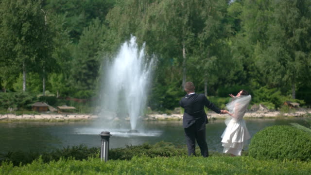 Wedding-couple-near-fountain.