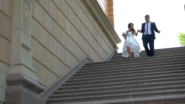 Hochzeitspaar-geht-die-Treppe-hinunter.