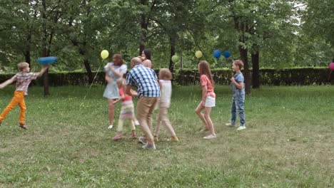 Bewegungsspiel-für-Kinder-und-Erwachsene