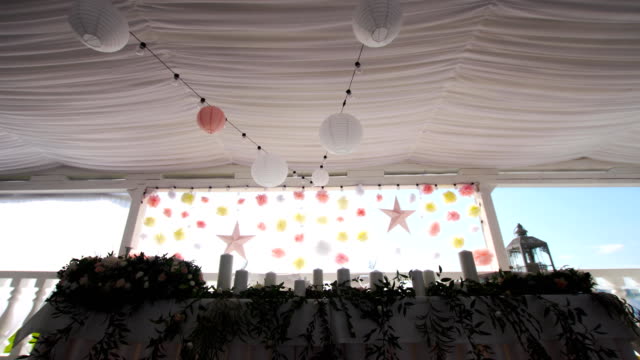 Hochzeit-Dekoration-im-Festsaal