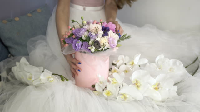 Festliche-Schachtel-mit-Blumen-auf-dem-weißen-Kleid