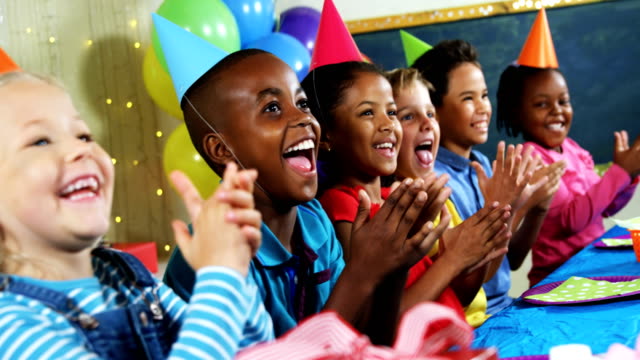 Kinder-klatschten-in-die-Hände-während-Geburtstag-party-4k
