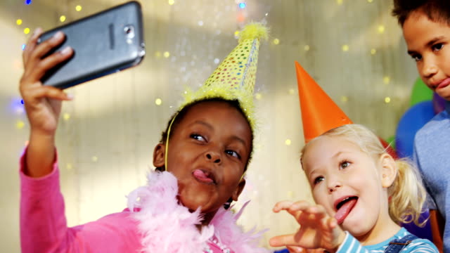 Kinder-reden-Selfie-während-Geburtstag-party-4k