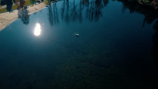Jóvenes-novios-nadando-a-bordo-en-el-lago-hermoso.-Vista-aérea