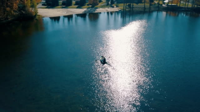Jóvenes-novios-nadando-a-bordo-en-el-lago-hermoso.-Vista-aérea
