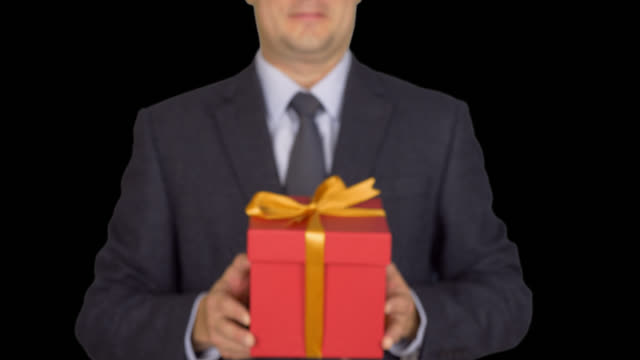 Geschäftsmann-vorhanden-rote-Geschenkbox-mit-Schleife,-Vorderansicht,-transparenten-Hintergrund-isoliert.