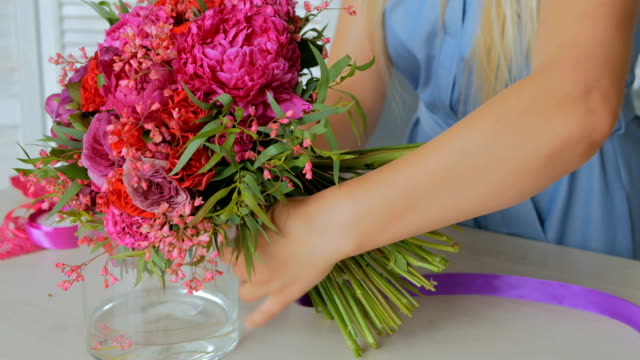 Professionellen-Floristen-machen-schönen-Blumenstrauß-im-Blumenladen