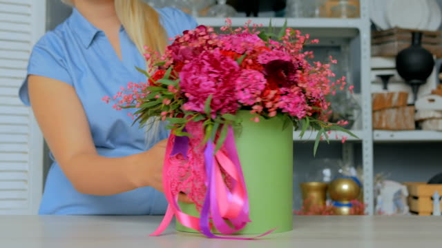 Professional-florist-showing-bouquet-at-studio