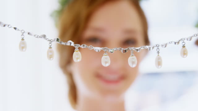 Diamant-Halskette-und-im-Hintergrund-Brautjungfern-hält-eine-Halskette-4K-4k