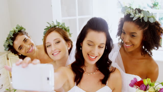 Brautjungfern-und-Braut-machen-Schmollmund-während-der-Einnahme-eine-selfie4K-4k