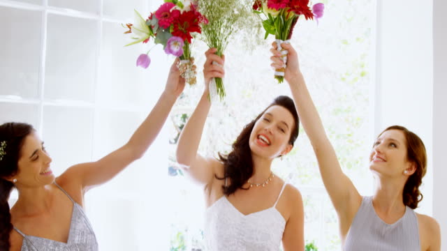Brautjungfern-und-Braut-Spaß-halten-Blumen-in-der-Luft-4K-4k