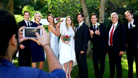 Fotografen-nehmen-Foto-von-Braut-und-Bräutigam-mit-Familie-dort-4K-4k