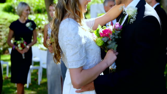 Glückliche-junge-Braut-und-Bräutigam-umarmt-jeden-anderen-4K-4k