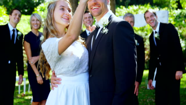 Glückliche-junge-Braut-und-Bräutigam-unter-Selfie-mit-Familie-4K-4k