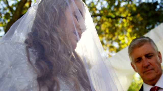 Braut-tragen-Schleier-und-Priester-segnet-die-Braut-und-Bräutigam-4K-4k