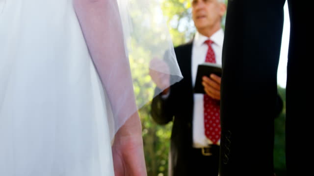 Bräutigam-und-Braut-hält-es-Hände-4K-4k