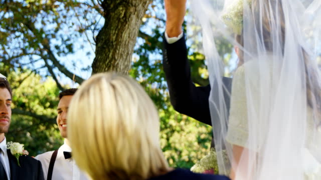 Bräutigam-glücklich-mit-Blick-auf-die-Braut-und-ihr-Vater-4K-4k