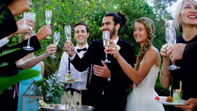 Invitados,-la-novia-y-el-novio-tostado-Champaña-flautas-4K-4k