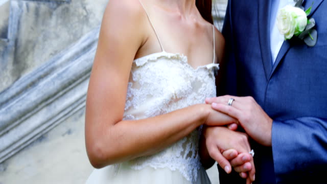 Braut-und-Bräutigam-suchen-sich-gegenseitig-liebevoll-4K-4k