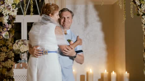 Schöne-Erwachsene-Brautpaar-tanzt-ihre-erste-ehelichen-Tanz