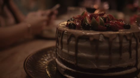 Gourmet-Dessert-Kuchen-mit-Obst-auf-elegantes-Dinner-Party-Tisch