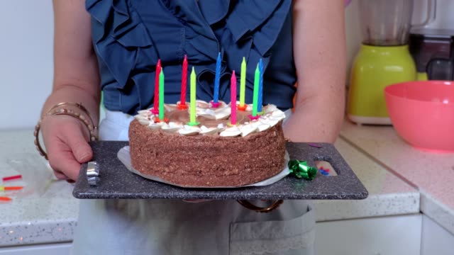 Mujer-de-pie-en-cocina-y-celebración-de-cumpleaños