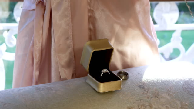 Mujer-teniendo-collar-y-anillo-de-bodas-en-el-sofá-4K-4k
