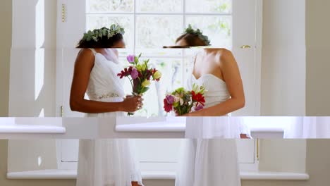 Zwei-Brautjungfer-Stand-in-der-Nähe-des-Fensters-mit-einem-Bouquet-4K-4k