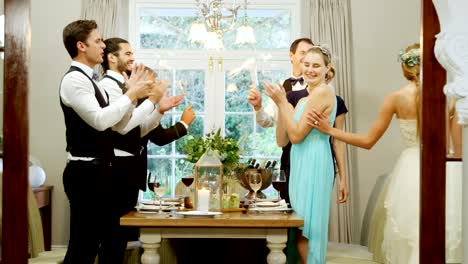 Braut-und-Bräutigam-gehen-hand-in-hand-während-Gäste-applaudieren-4K-4k