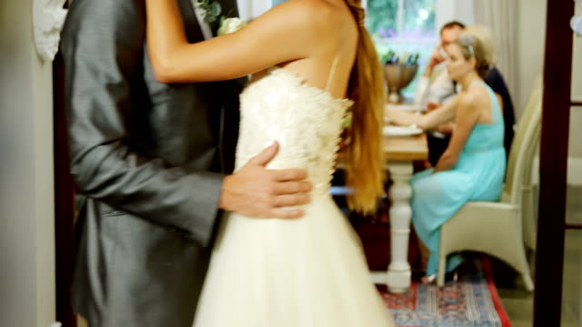 Braut-und-Bräutigam-tanzen,-während-Gäste-beobachten-sie-4K-4k