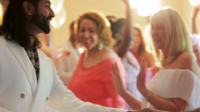 Wedding-Guests-Dancing-Together