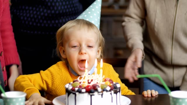 Aufgeregt,-kleiner-Junge-bläst-Kerzen-zum-Geburtstag