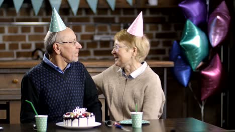 Älteres-Paar-feiert-Geburtstag-am-Tisch