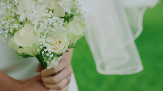Braut-mit-Blumenstrauß