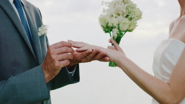 Braut-und-Bräutigam-mit-Ringen-austauschen