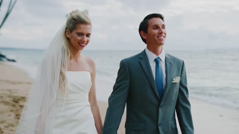 Wedding-Couple-on-the-Beach