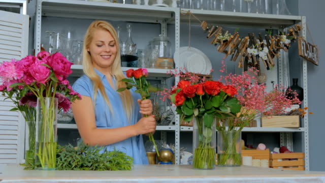 Floreria-profesional-haciendo-composición-floral-de-la-boda-en-la-tienda-de-la-flor