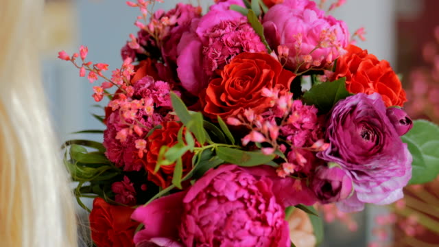 Professionellen-Floristen-machen-schönen-Blumenstrauß-im-Blumenladen